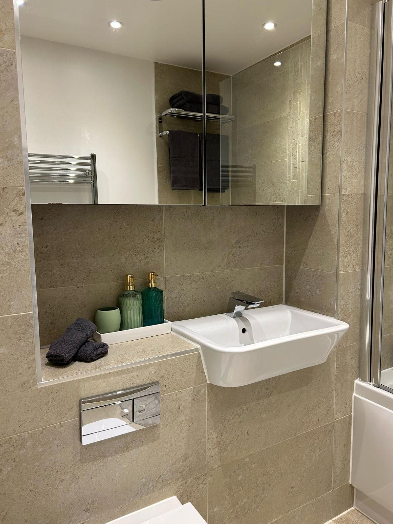 Modern 2-bedroom Flat Near Wembley - 9 Minutes From Park Royal Station Appartamento *