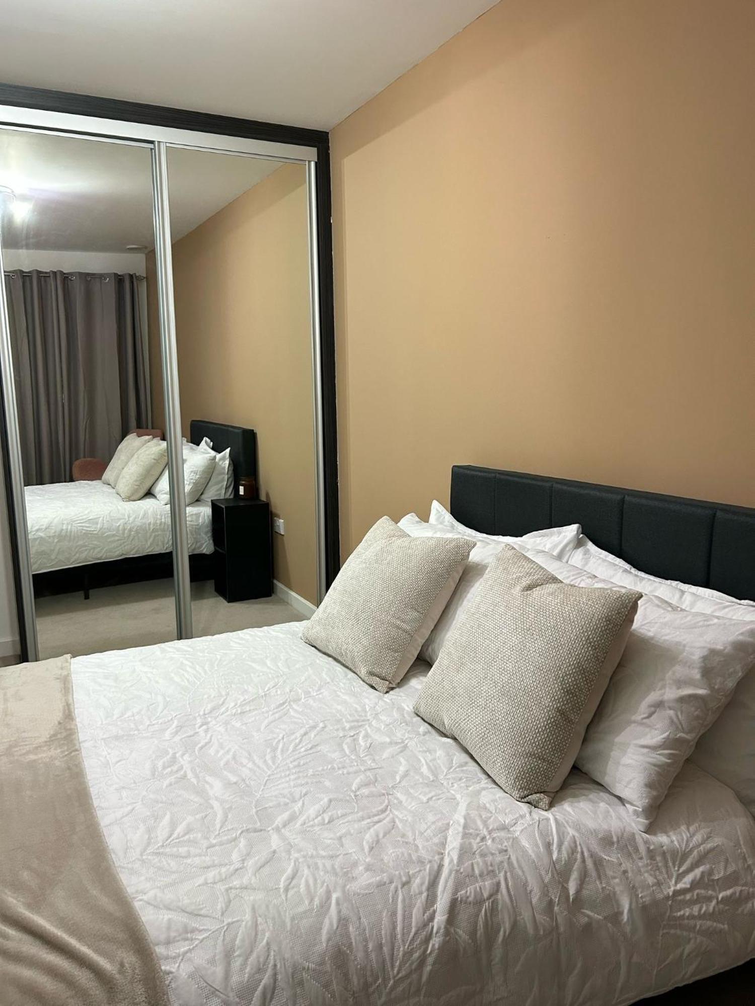 Appartamento Modern 2-bedroom Flat Near Wembley - 9 Minutes From Park Royal Station