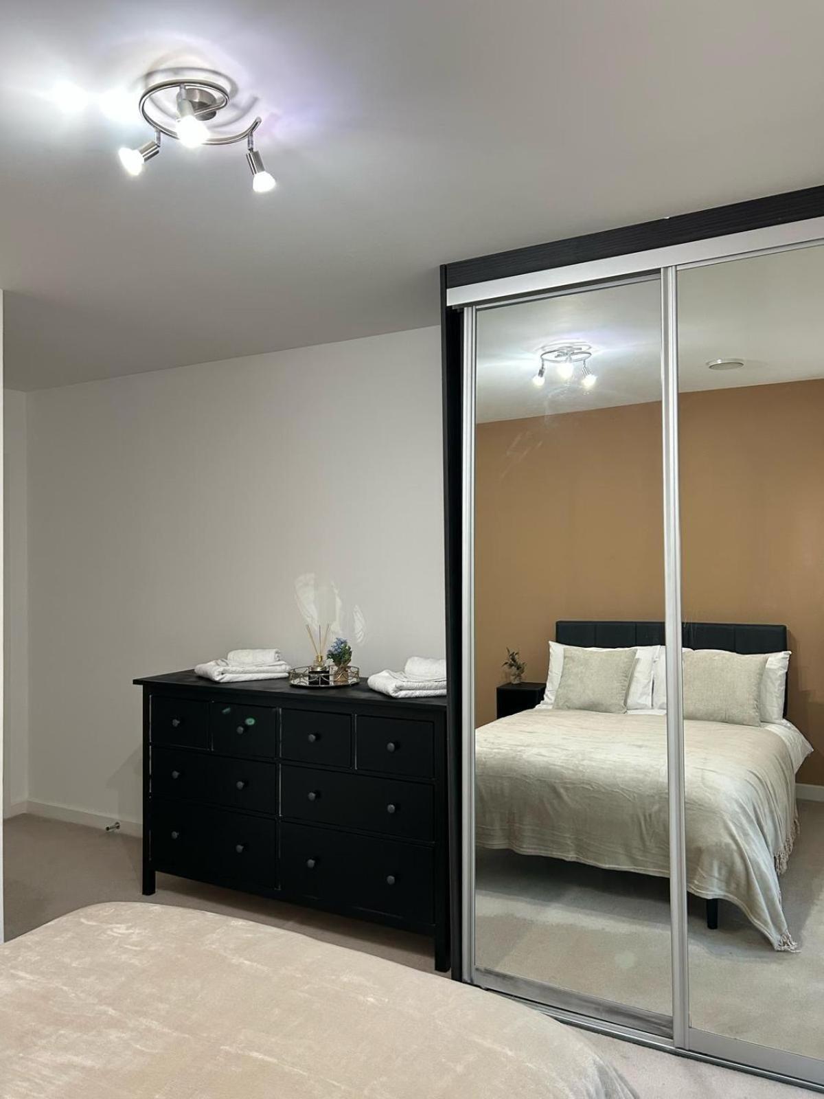 Appartamento Modern 2-bedroom Flat Near Wembley - 9 Minutes From Park Royal Station
