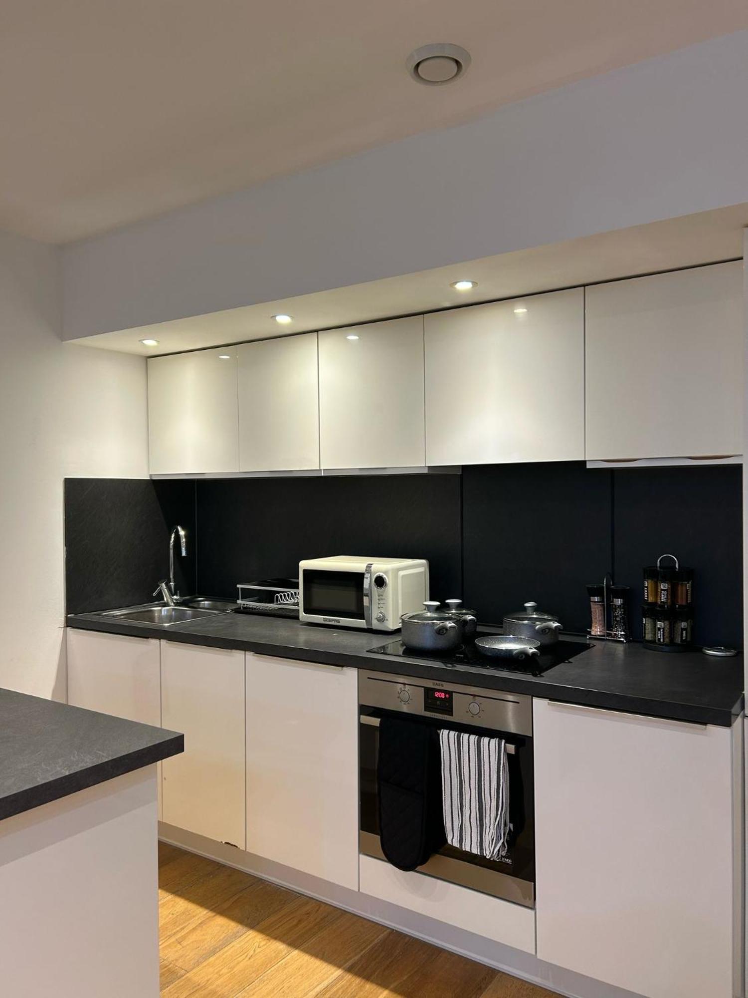 Modern 2-bedroom Flat Near Wembley - 9 Minutes From Park Royal Station Appartamento Londra