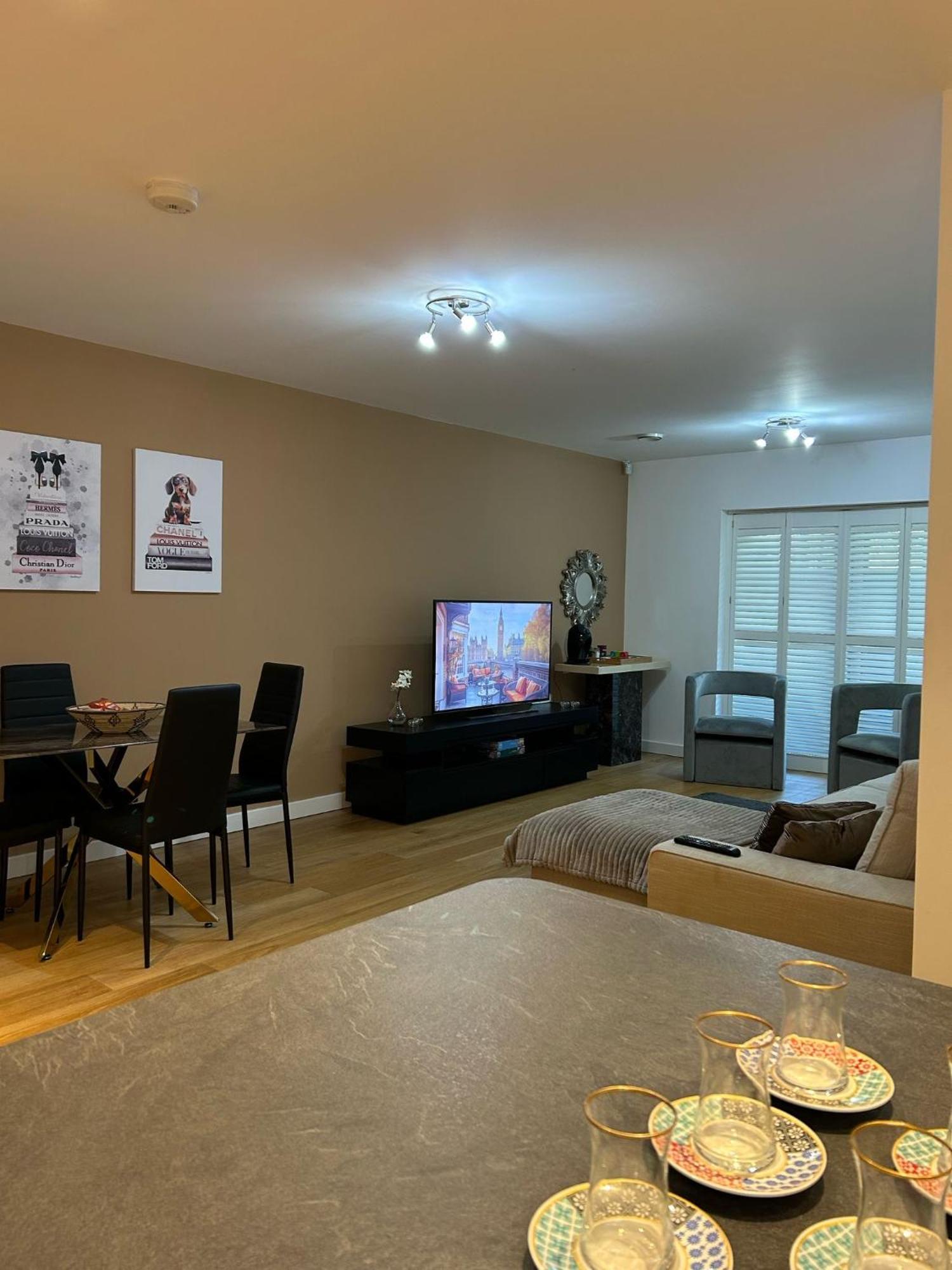 Appartamento Modern 2-bedroom Flat Near Wembley - 9 Minutes From Park Royal Station