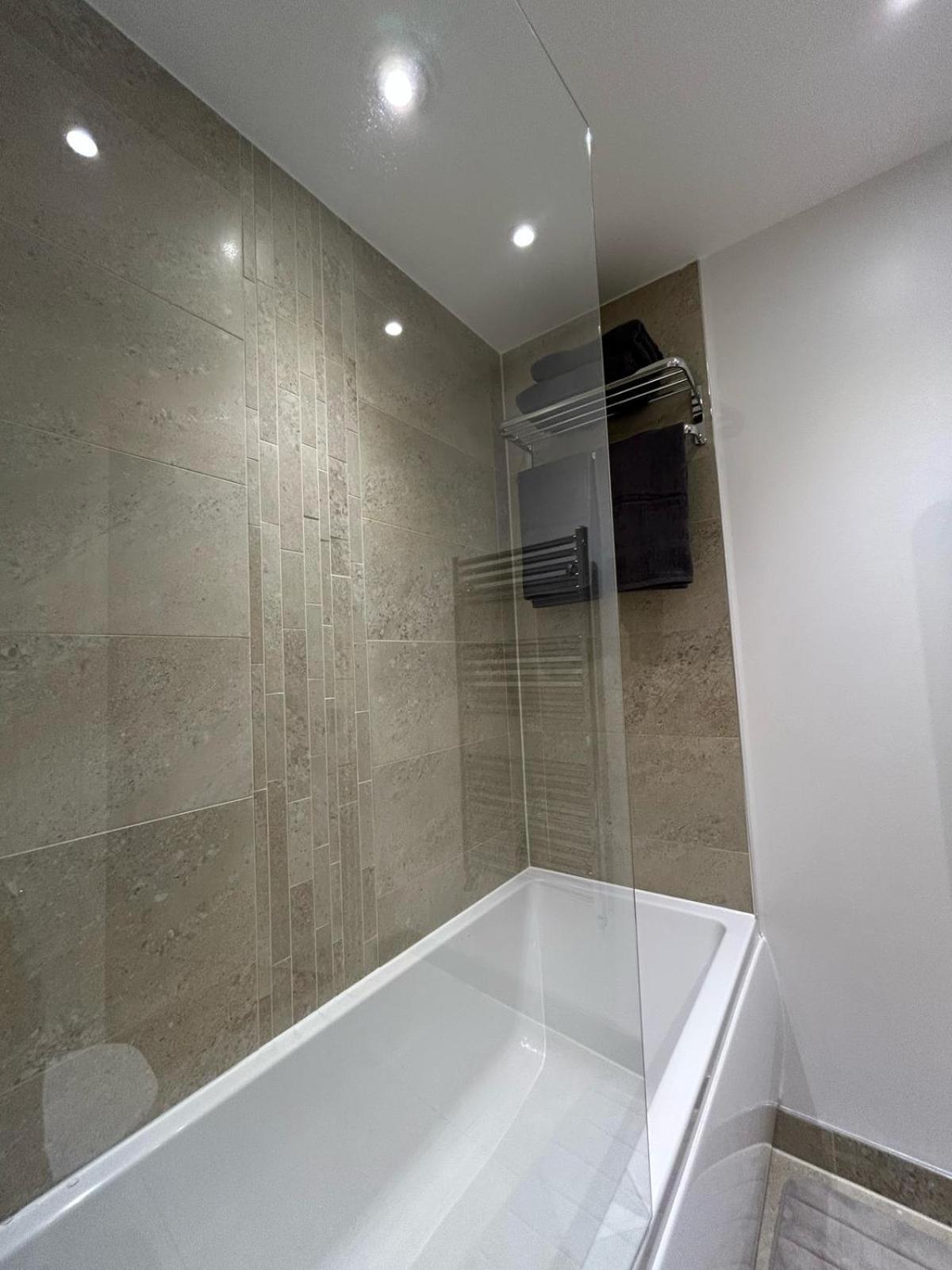 Modern 2-bedroom Flat Near Wembley - 9 Minutes From Park Royal Station Londra