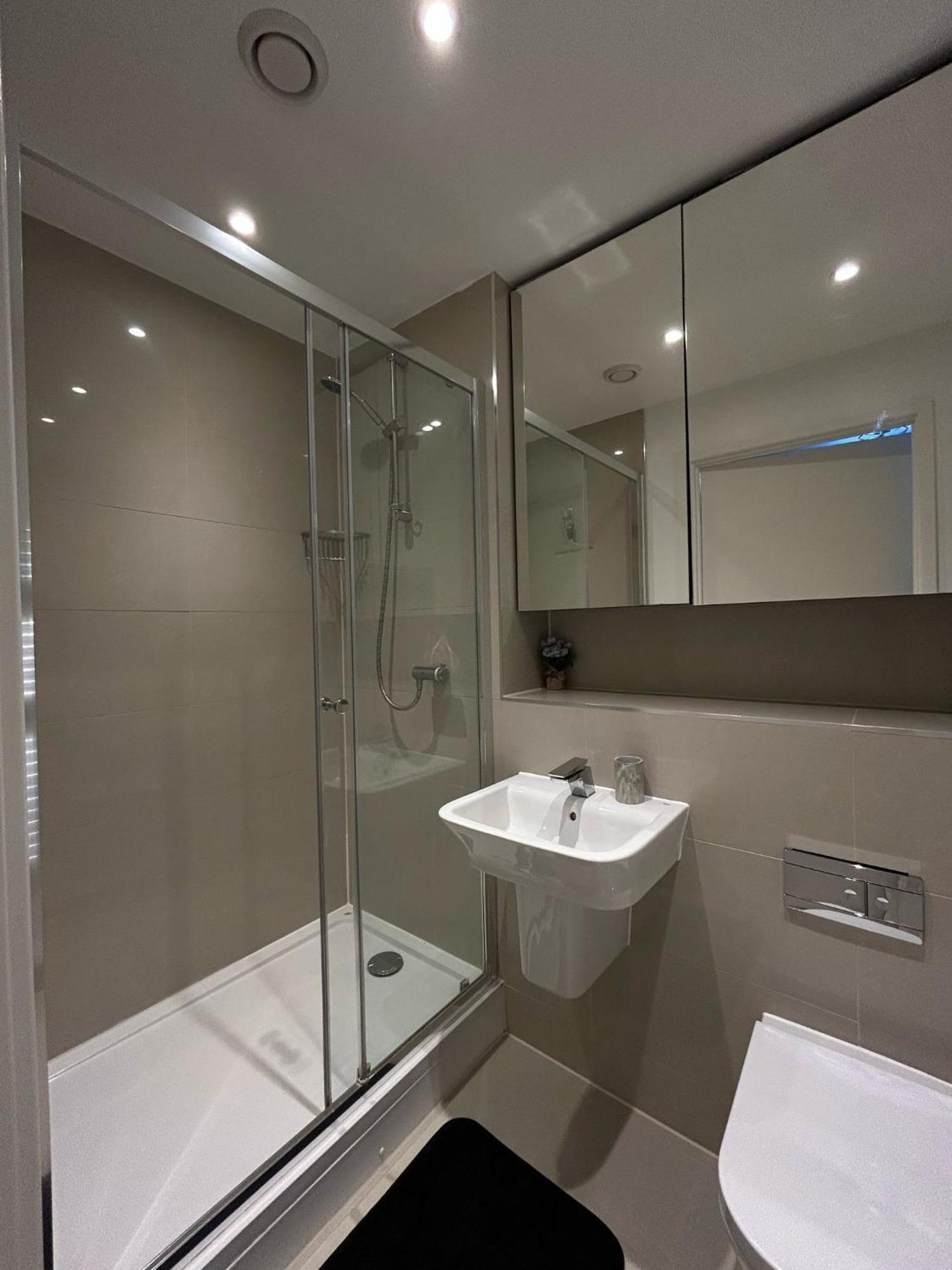 Appartamento Modern 2-bedroom Flat Near Wembley - 9 Minutes From Park Royal Station Londra