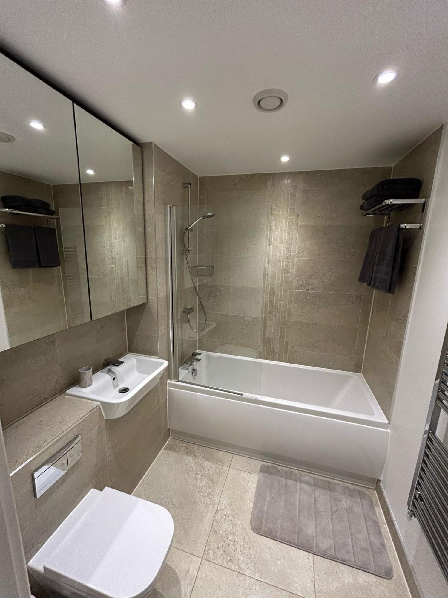 Modern 2-bedroom Flat Near Wembley - 9 Minutes From Park Royal Station Londra