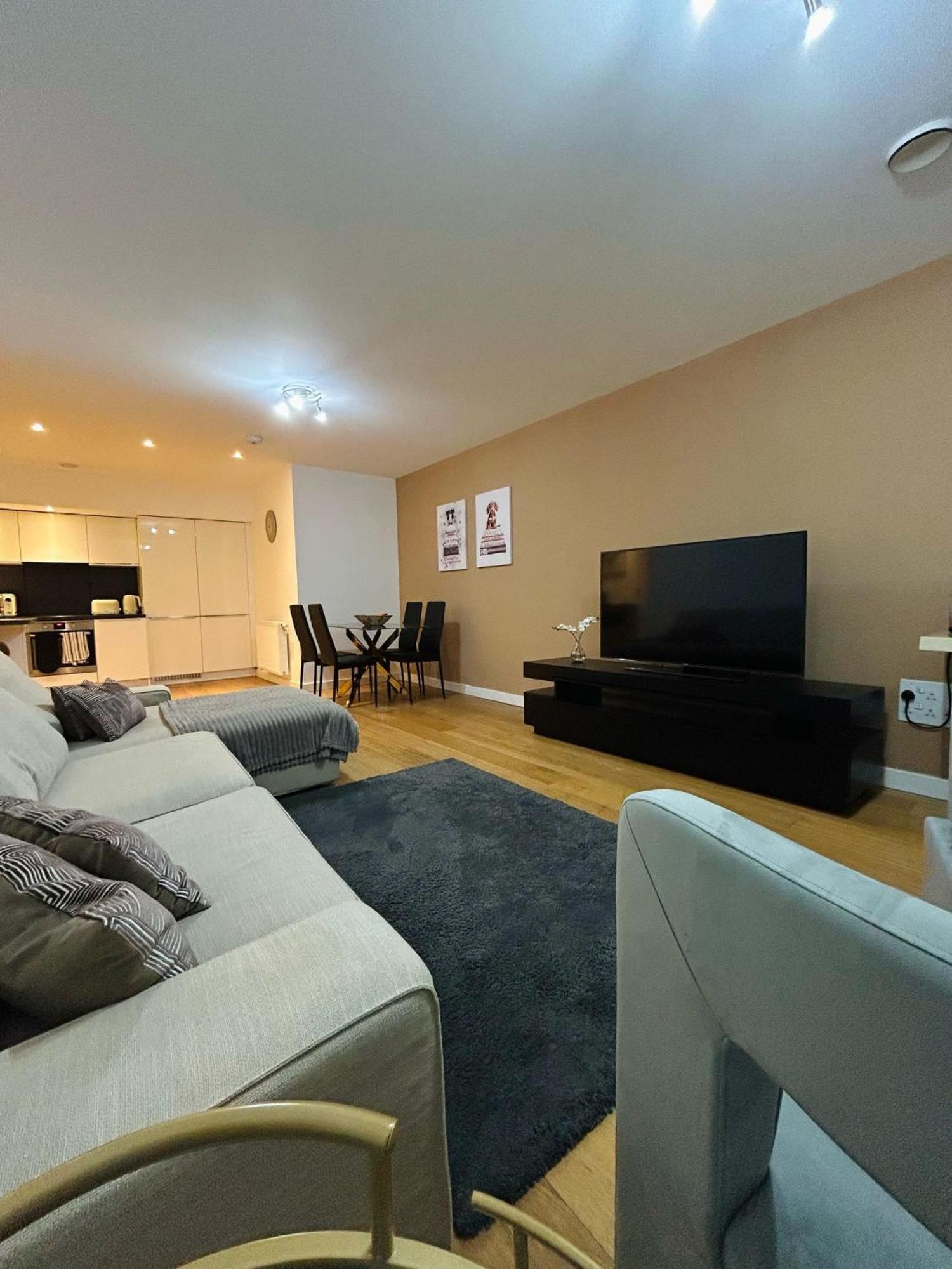 Modern 2-bedroom Flat Near Wembley - 9 Minutes From Park Royal Station * Londra